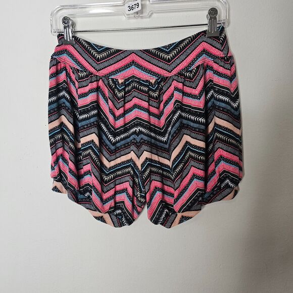 Namastday Black Pink and Blue Chevron Loose Fit Knit Short Wide Waist Banded Hem - Picture 4 of 6
